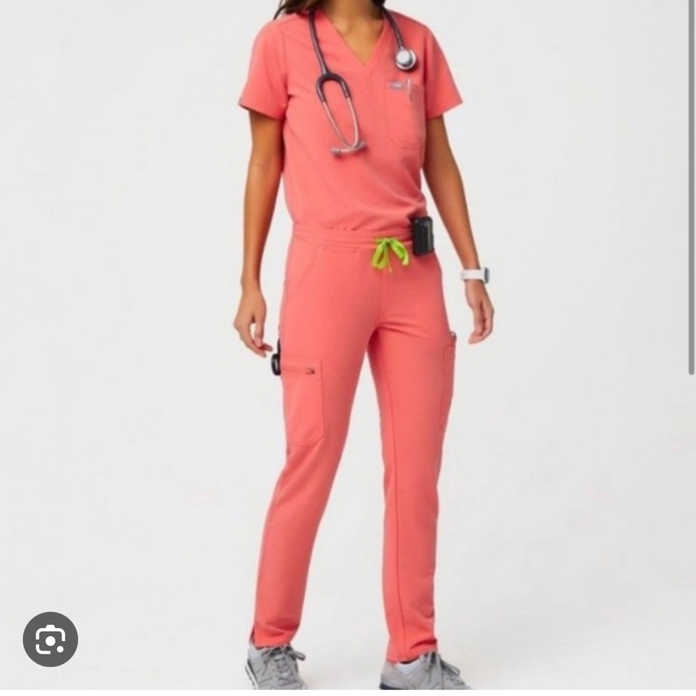 Figs hot coral scrub set